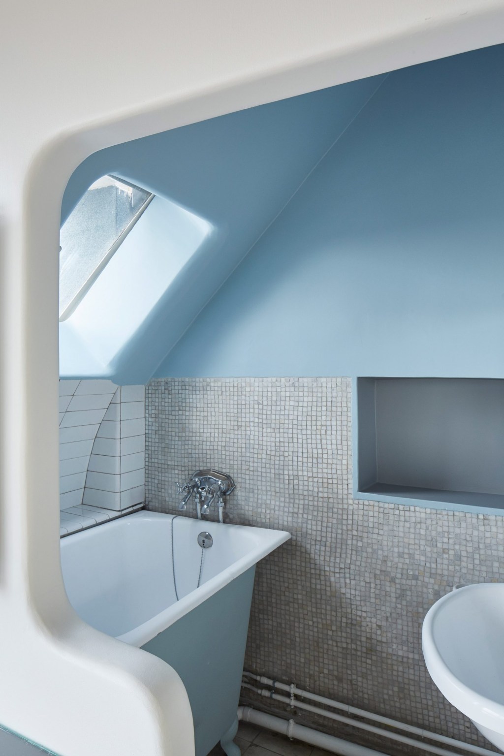 Banheiro pequeno com paredes azuis
