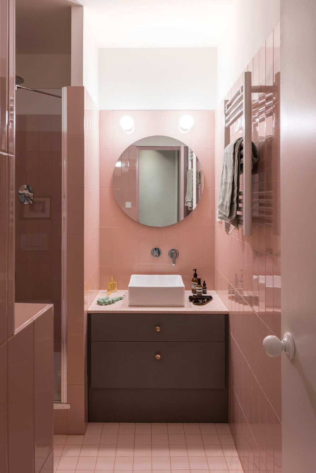 Banheiro pequeno com ladrilhos rosa