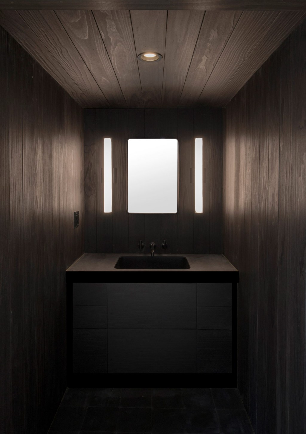 Banheiro minimalista em madeira