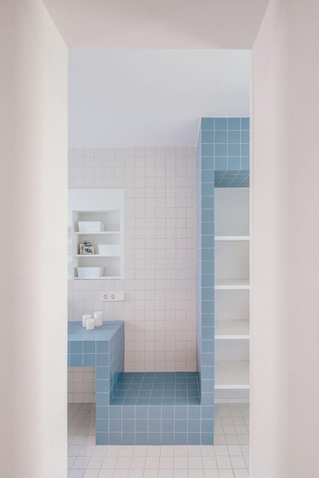 Banheiro com ladrilhos azuis e brancos