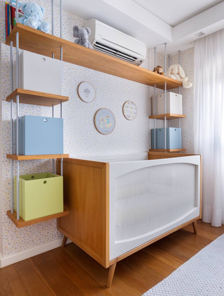 Quarto de bebe traz toques de cinza, amarelo e bichinhos