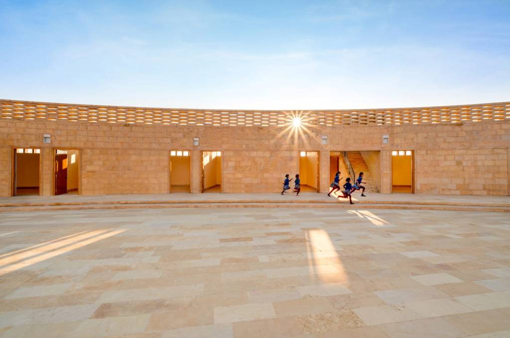 Arquiteta cria uma escola para meninas na Índia no meio do deserto!