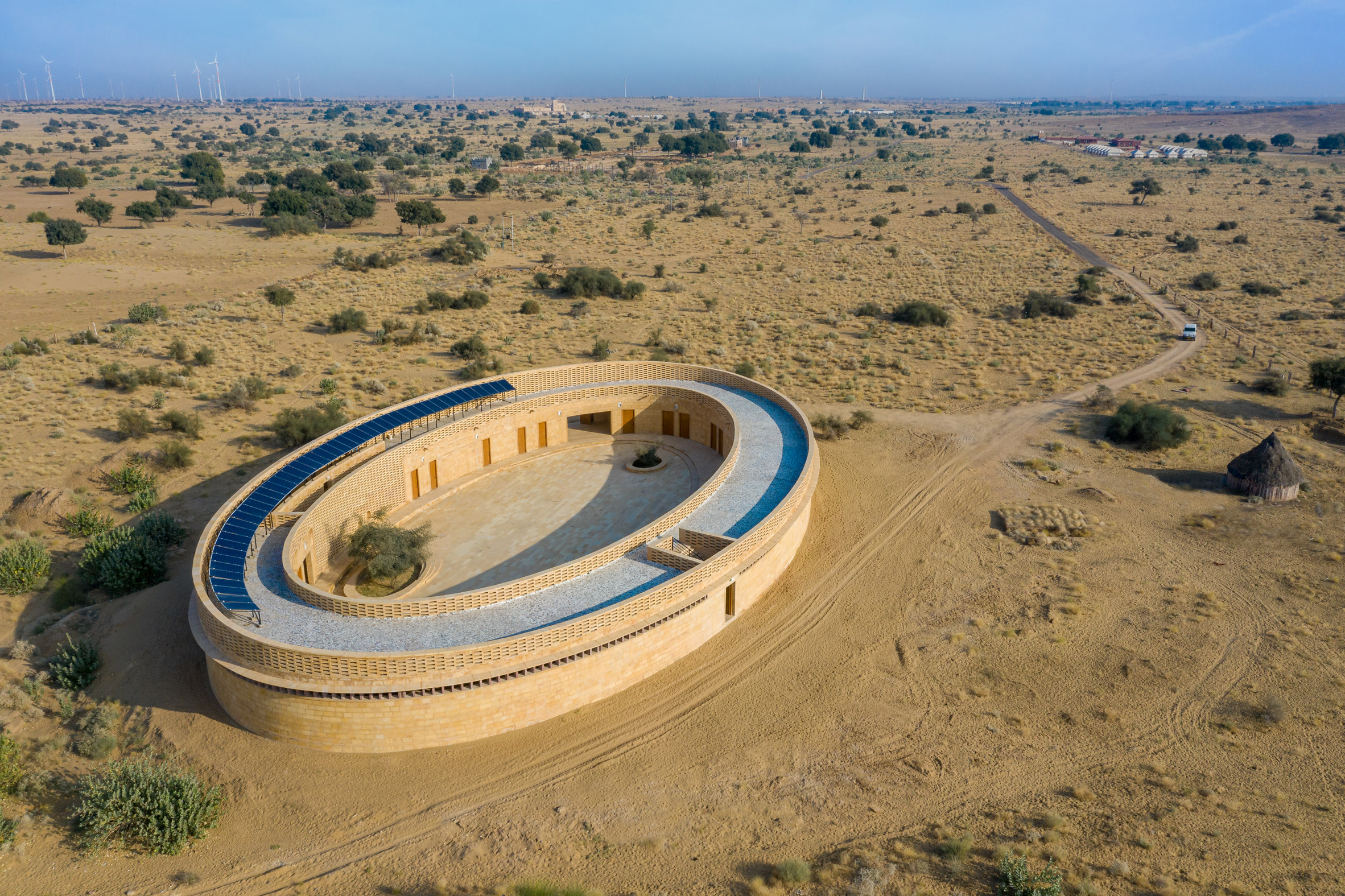Arquiteta cria uma escola para meninas na Índia no meio do deserto!