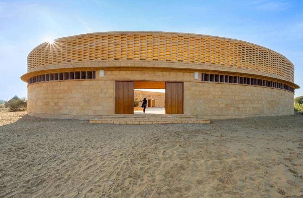 Arquiteta cria uma escola para meninas na Índia no meio do deserto!