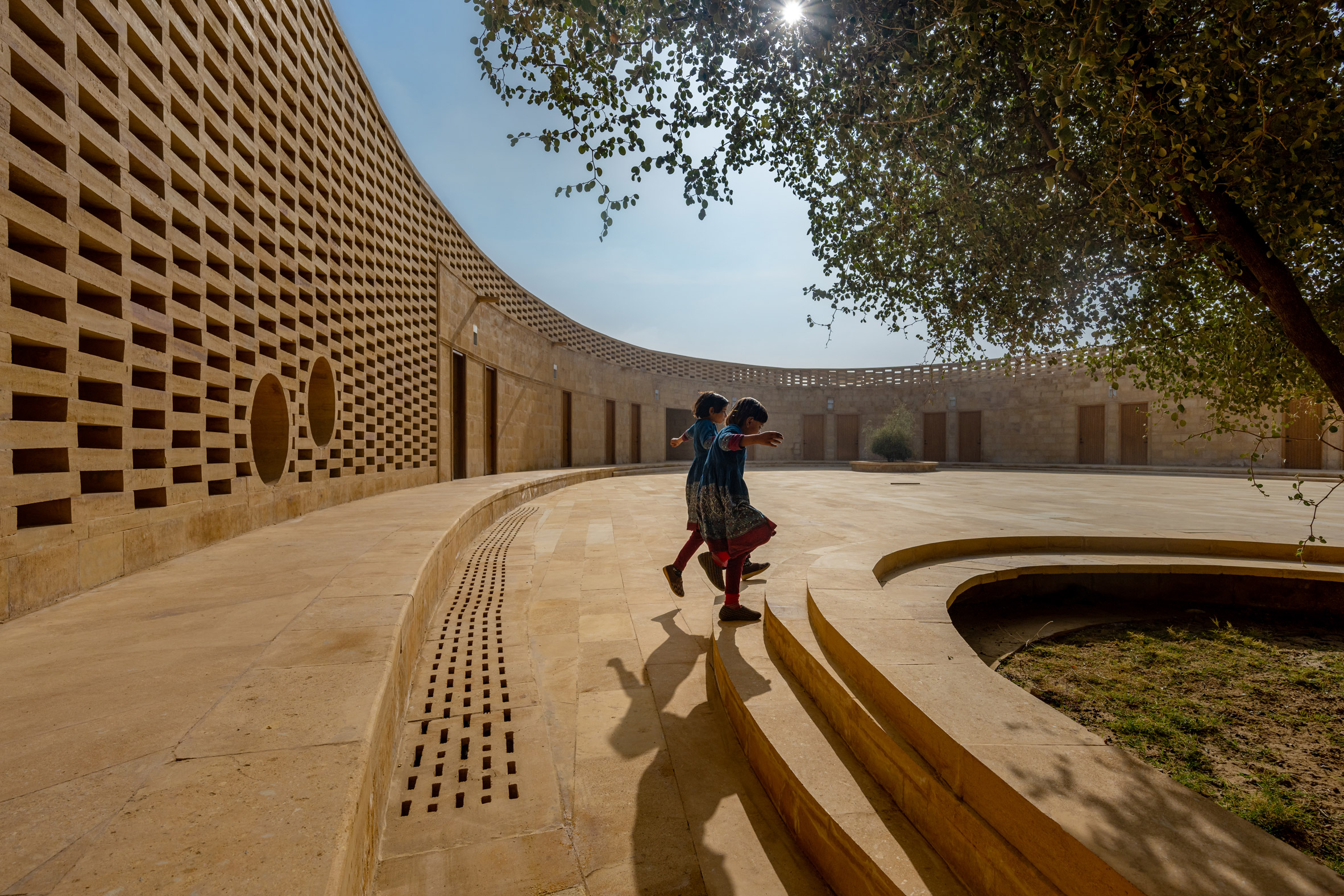 Arquiteta cria uma escola para meninas na Índia no meio do deserto!