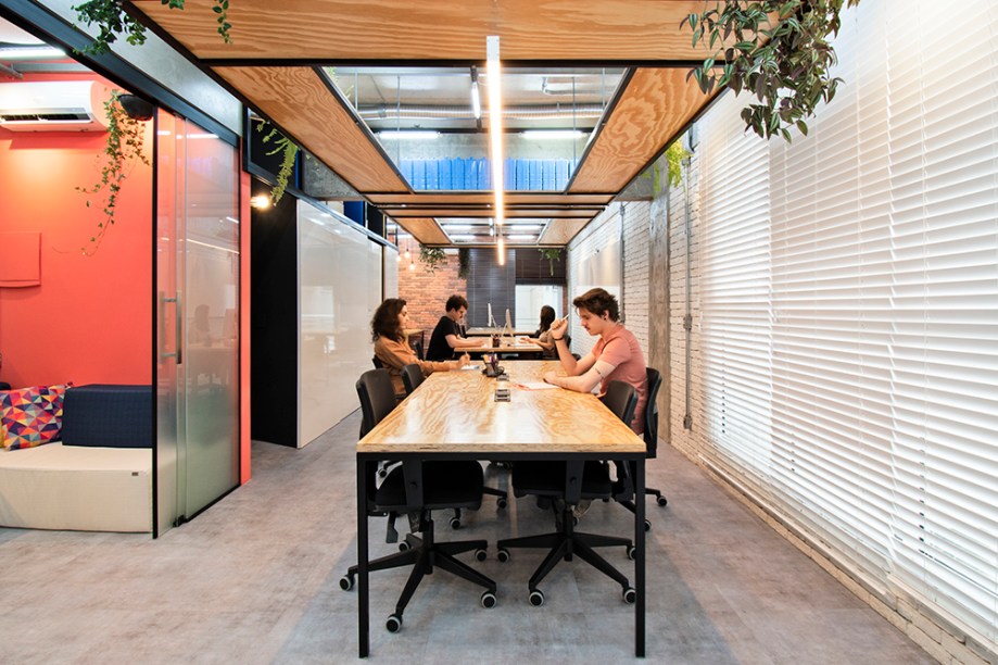 Escritório de 240 m² tem cara de casa e estilo industrial