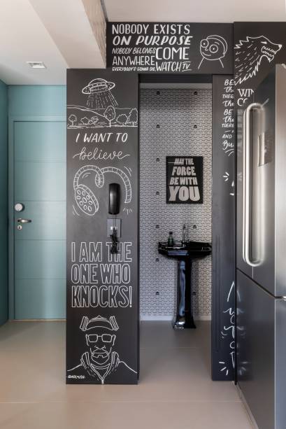 Neste lavabo assinado pela Marina Carvalho, o lado externo conta com a caracterização de diversos personagens e frases da cultura pop como Rick And Morty, Star Wars e Breaking Bad.