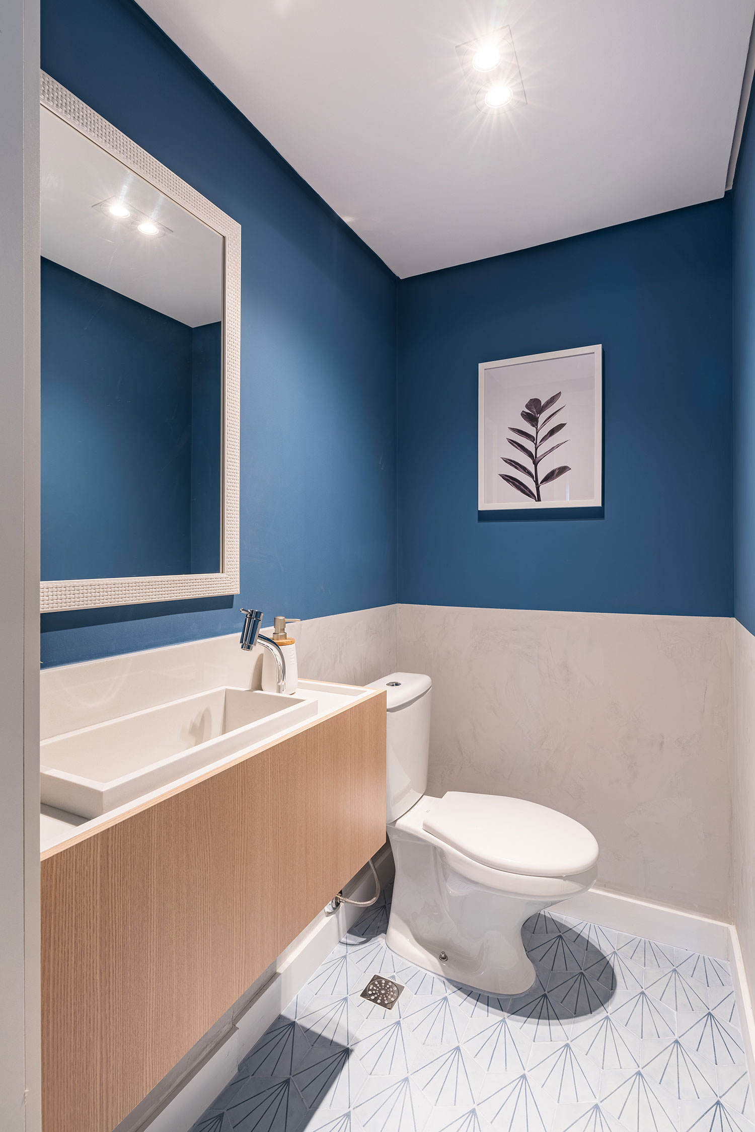 Banheiro com cores azul e branca