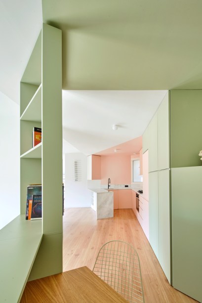 Tons pastel e minimalismo: confira o projeto deste apê de 60 m² na Espanha
