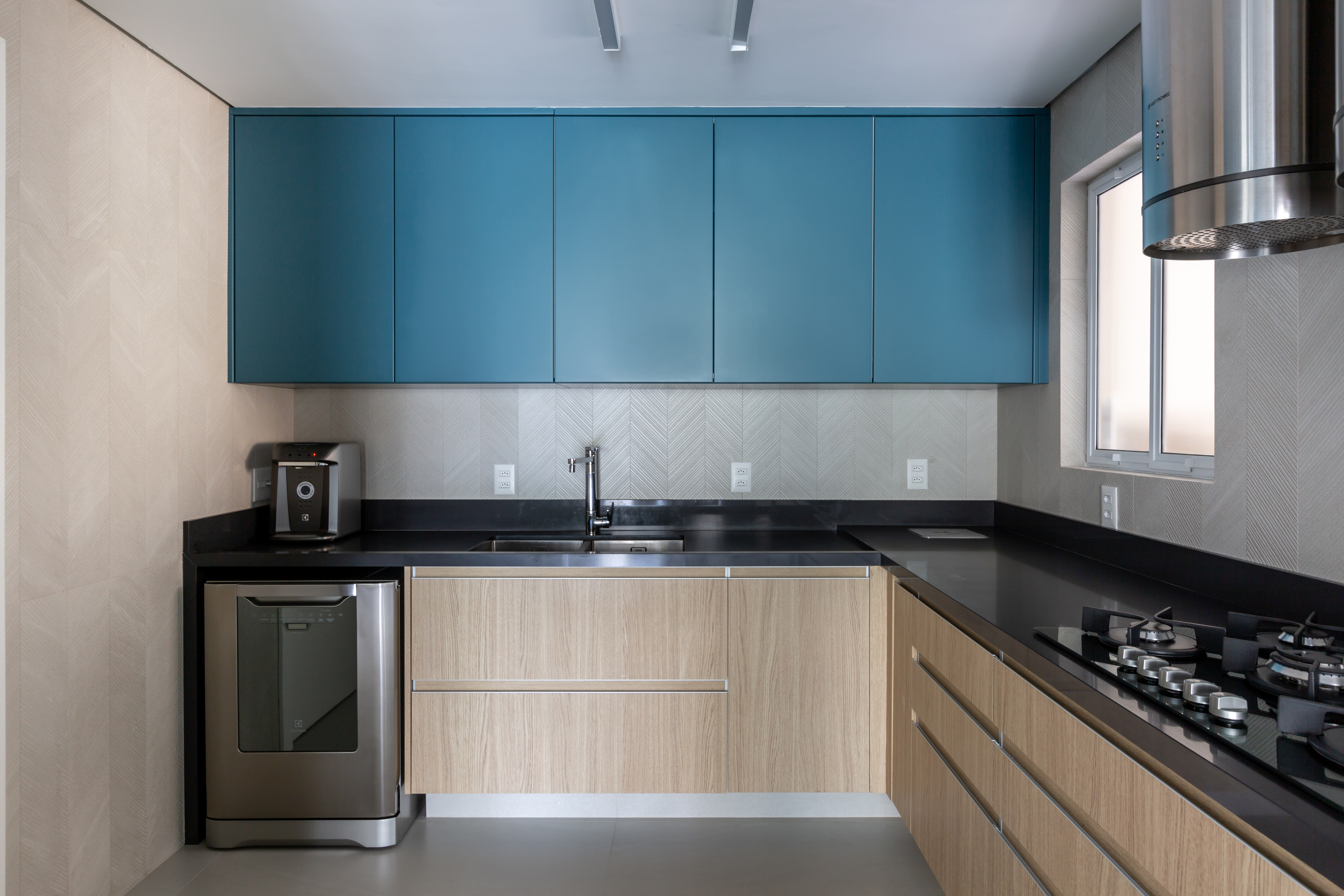 12-estilo-contemporaneo-e-detalhes-em-azul-marcam-este-ape-de-190-m-2