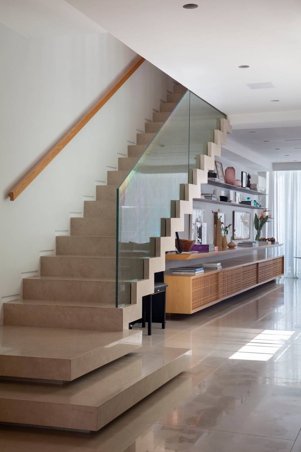 15-design-assinado-e-muita-arte-marcam-decor-desta-cobertura-duplex-de-400-m-2 Escada de limestone e guarda-corpo de vidro transparente