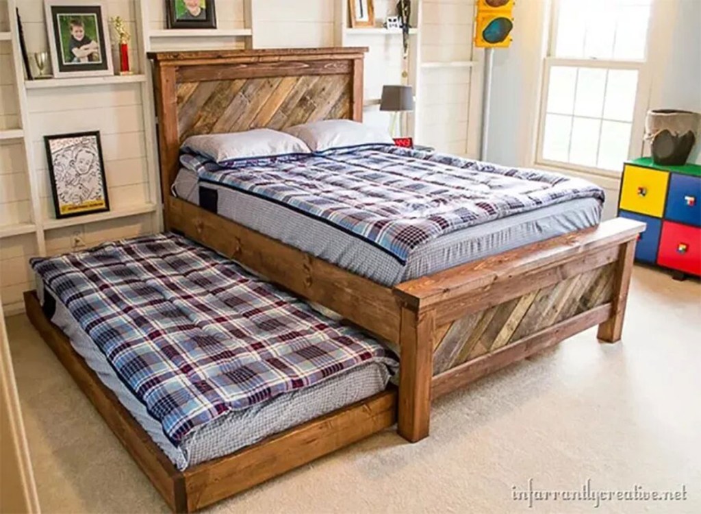 16-ideias-de-camas-com-pallets-casa.com-the-spruce-4-infarrantly-creative Cama auxiliar feita com pallet