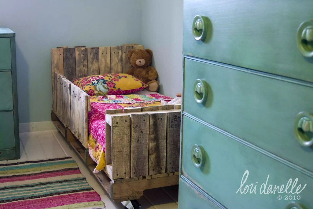 16-ideias-de-camas-com-pallets-casa.com-the-spruce-6-lori-danelle Cama infantil feita com pallet/palete