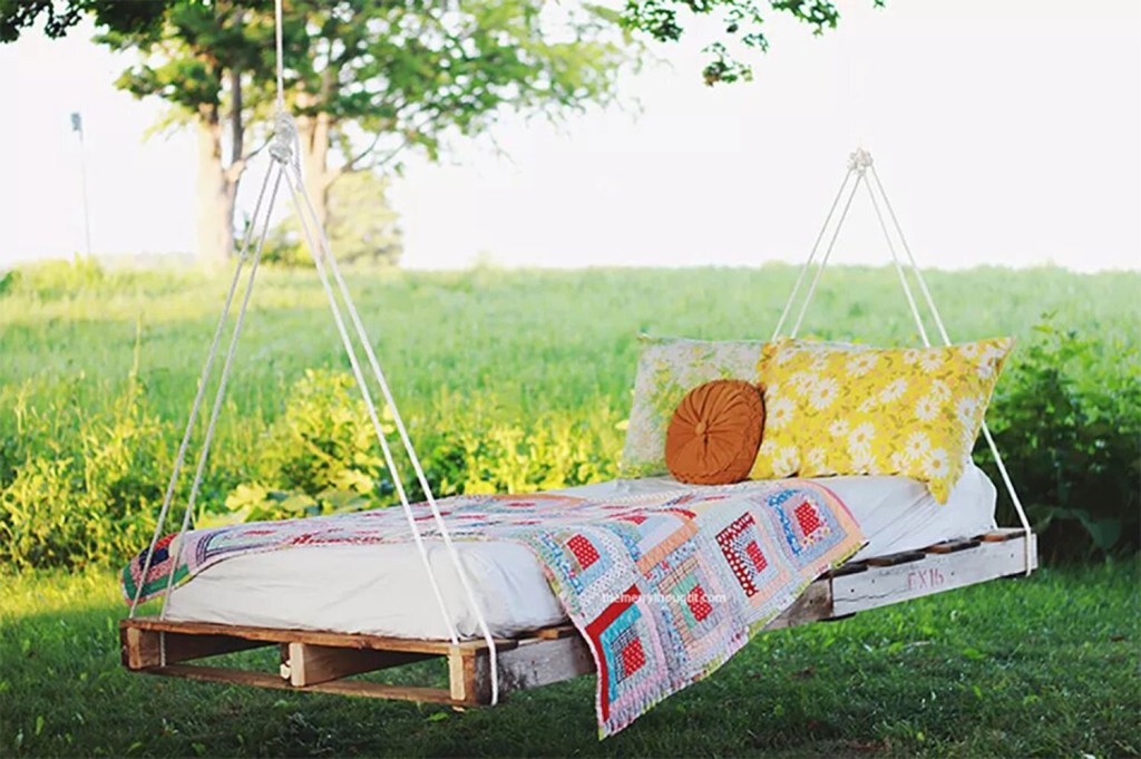 16-ideias-de-camas-com-pallets-casa.com-the-spruce-7-the-merrythought Balanço feito com pallet/palete, com colchão em cima