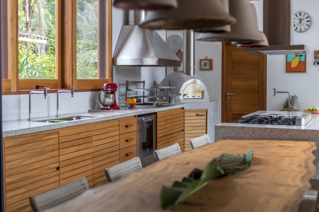 Cozinha e sala de jantar com presença de muita madeira de casa