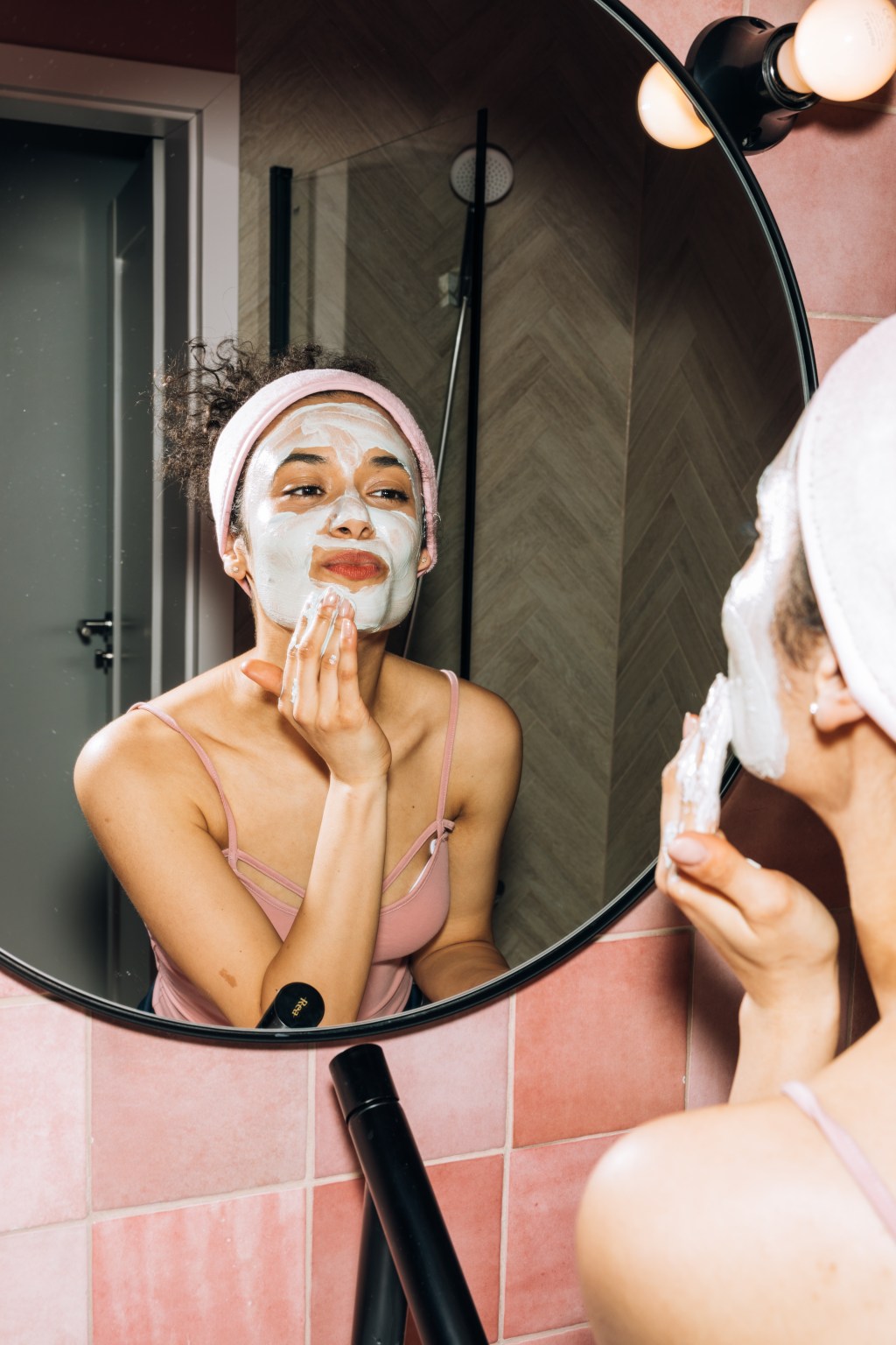 Menina fazendo máscara facial em frente a espelho