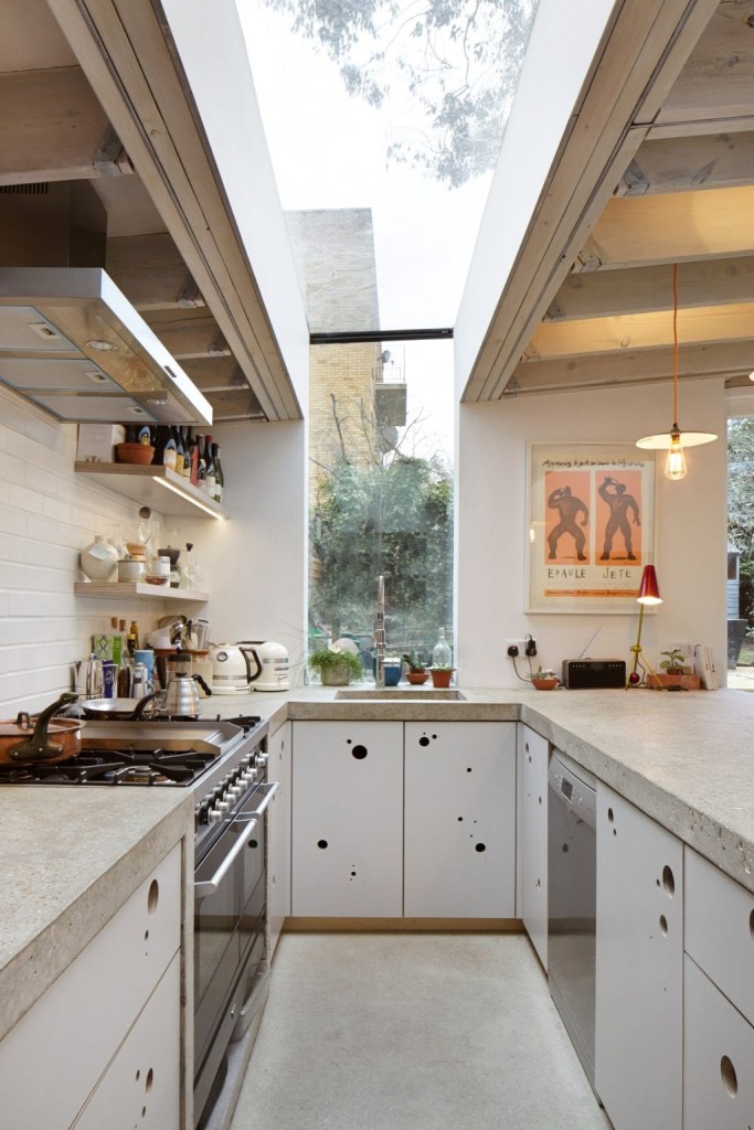 Cozinha em formato de u com janelas até o teto