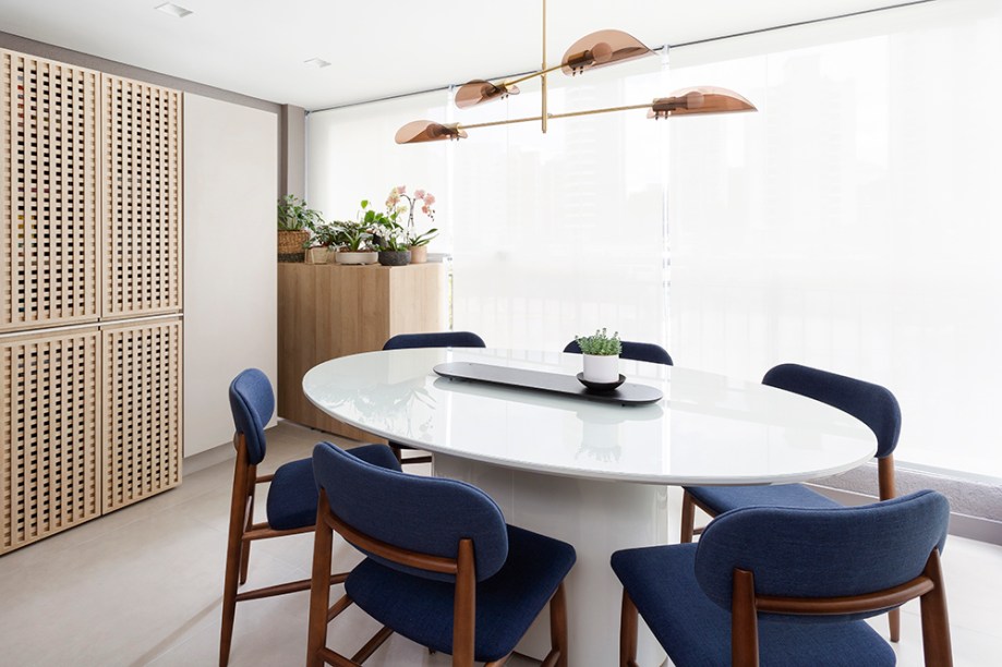 Estilo contemporâneo e minimalista definem este apê de 70 m²