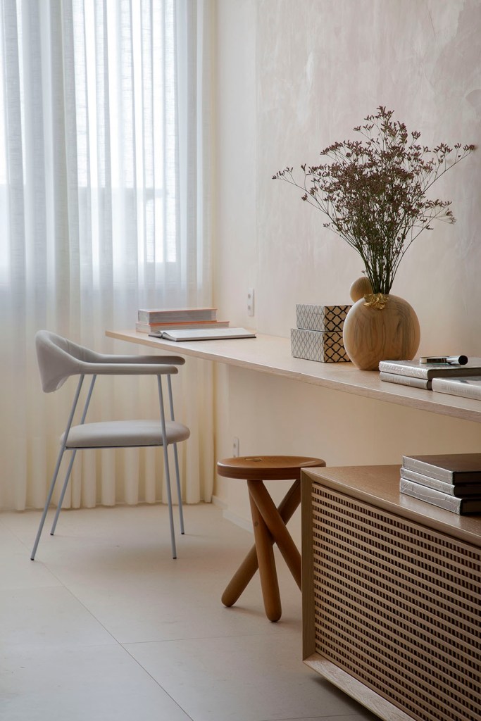 Apartamento de 40m2 em Copacabana assinado pelo arquiteto GUSTAVO PASSALINI _ foto 8 Escritório com cadeira cinza clara e linhas leves. Bancada em madeira. Vaso com flores.