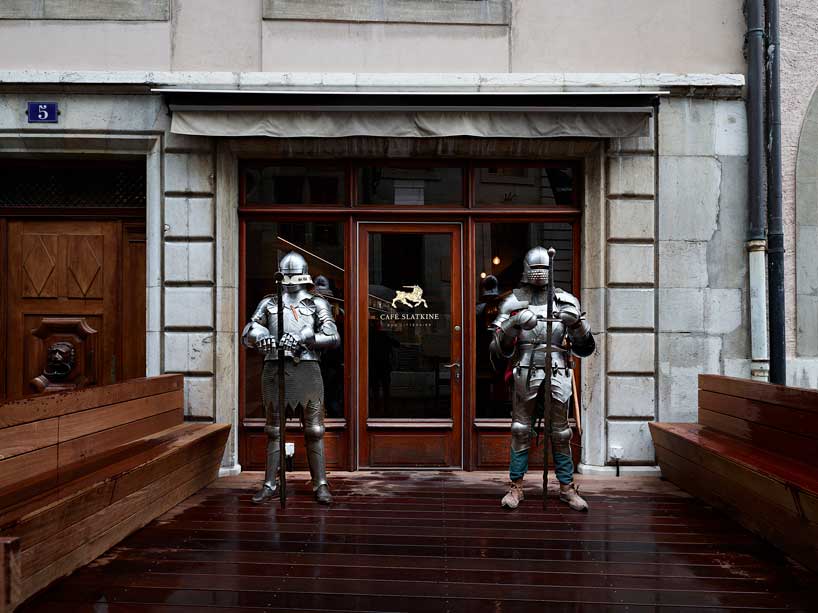Cavaleiros medievais ocupam café literário em Geneva