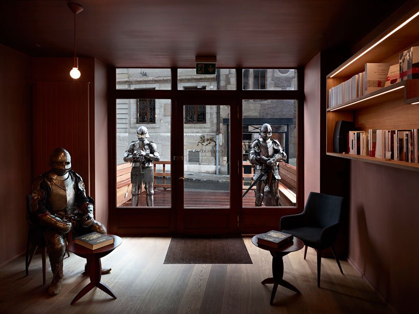 Cavaleiros medievais ocupam café literário em Geneva