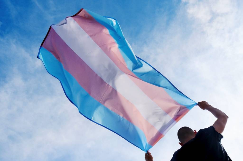 Designer recria a bandeira LGBTQIA+ com mais cores e inclusividade! Designer recria a bandeira LGBTQIA+ com mais cores e inclusividade!