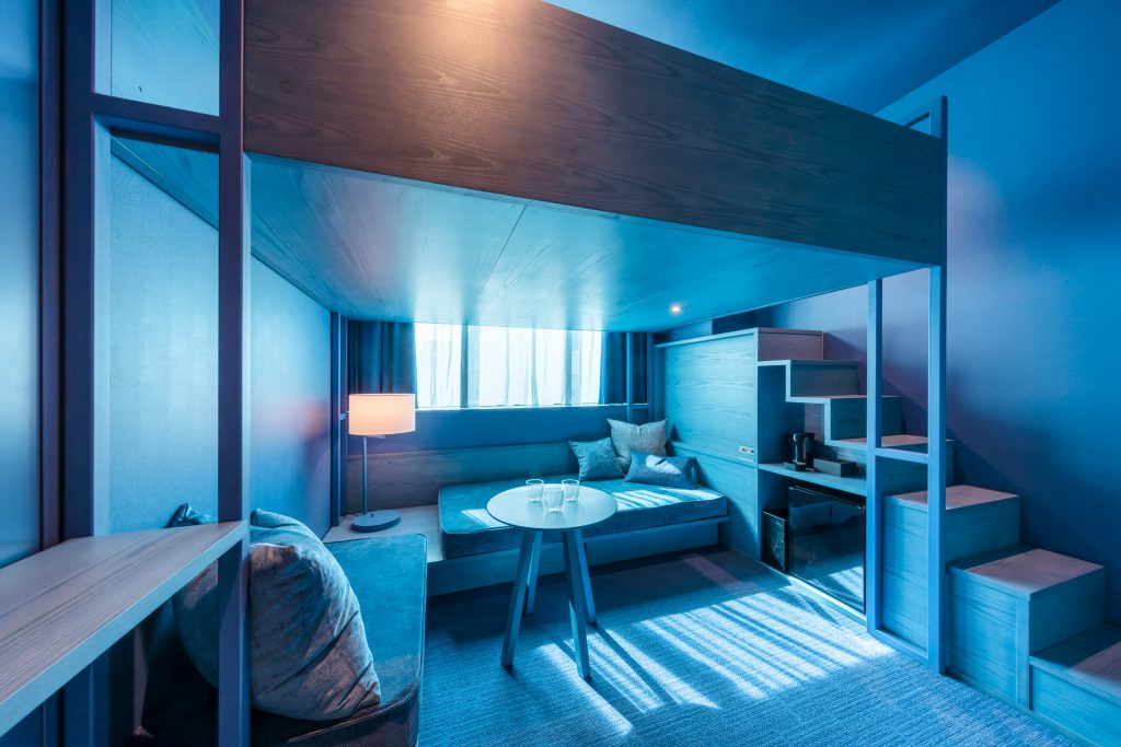 Hotel-tem-quarto-com-duas-cores-dezeen 05