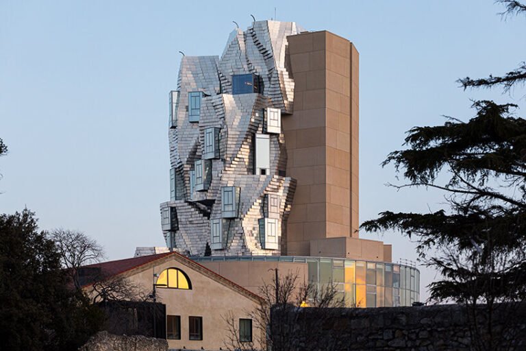 LUMA-é-um-museu-que-parece-vindo-do-futuro-dezeen 01 LUMA-é-um-museu-que-parece-vindo-do-futuro-dezeen 01