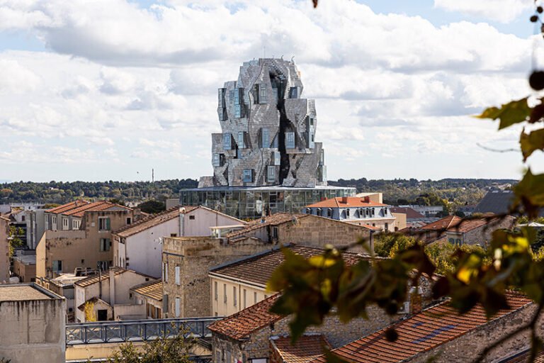 LUMA-é-um-museu-que-parece-vindo-do-futuro-dezeen 04