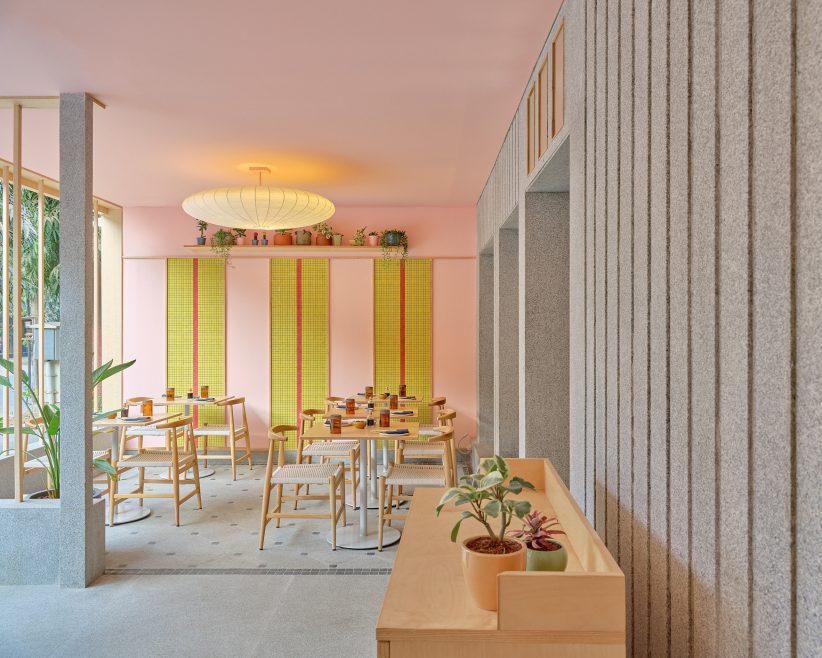 Restaurante-combina-candy-colors-com-objetos-de-design-dezeen 03 Restaurante-combina-candy-colors-com-objetos-de-design-dezeen 03