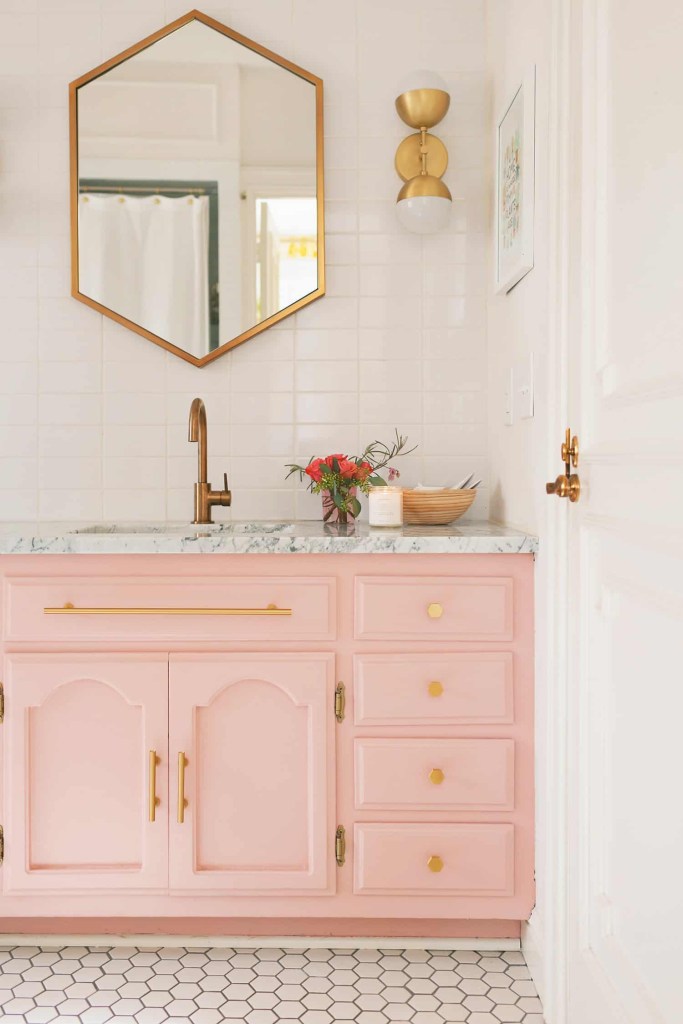 Banheiro com armário rosa