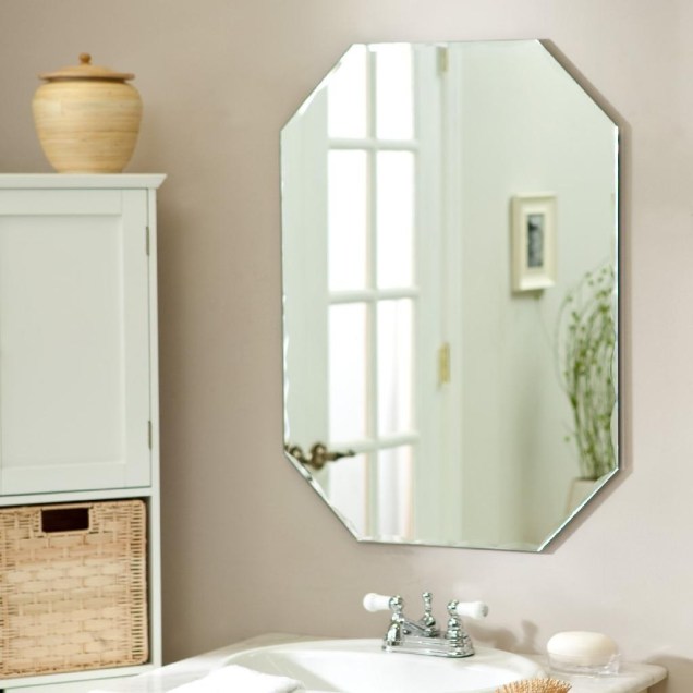 Para dar uma nova cara a um banheiro simples, inclua um espelho geométrico.