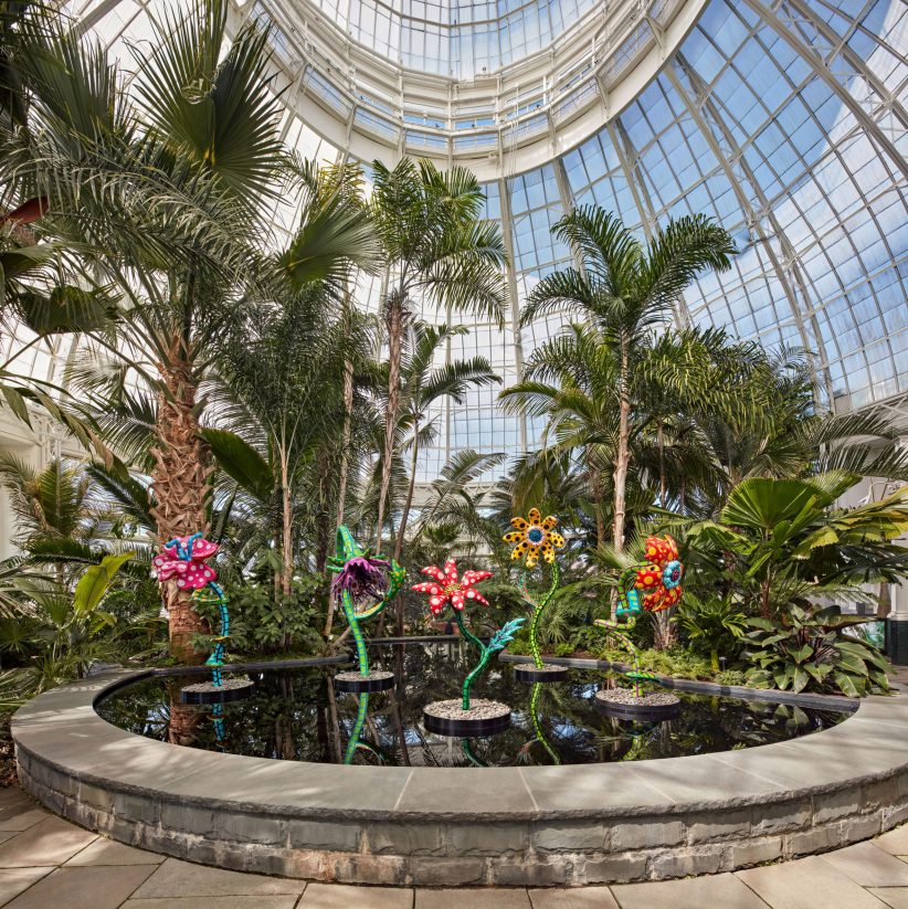 Yayoi-Kusama-envolve-as-árvores-do-Jardim-Botânico-de-Nova-York-com-bolinhas-dezeen 05