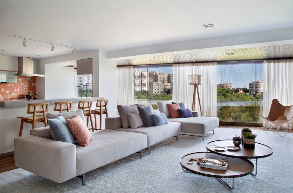 Este apê de 230 m² tem uma churrasqueira na sala para reunir a família