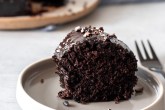 Pedaço de bolo de chocolate vegano, com cobertura de chocolate e granulado