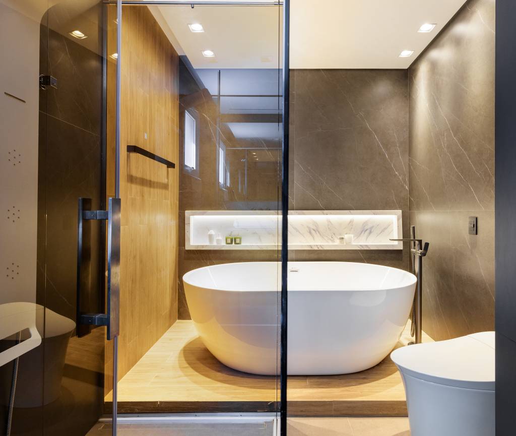 casa-de-280-m²-e-reformada-para-aproveitar-melhor-os-espacos-casa-vila-mariana-julia-otaga-casa.com-fernando-crescenti-32 Banheiro amplo, com box e banheira grande