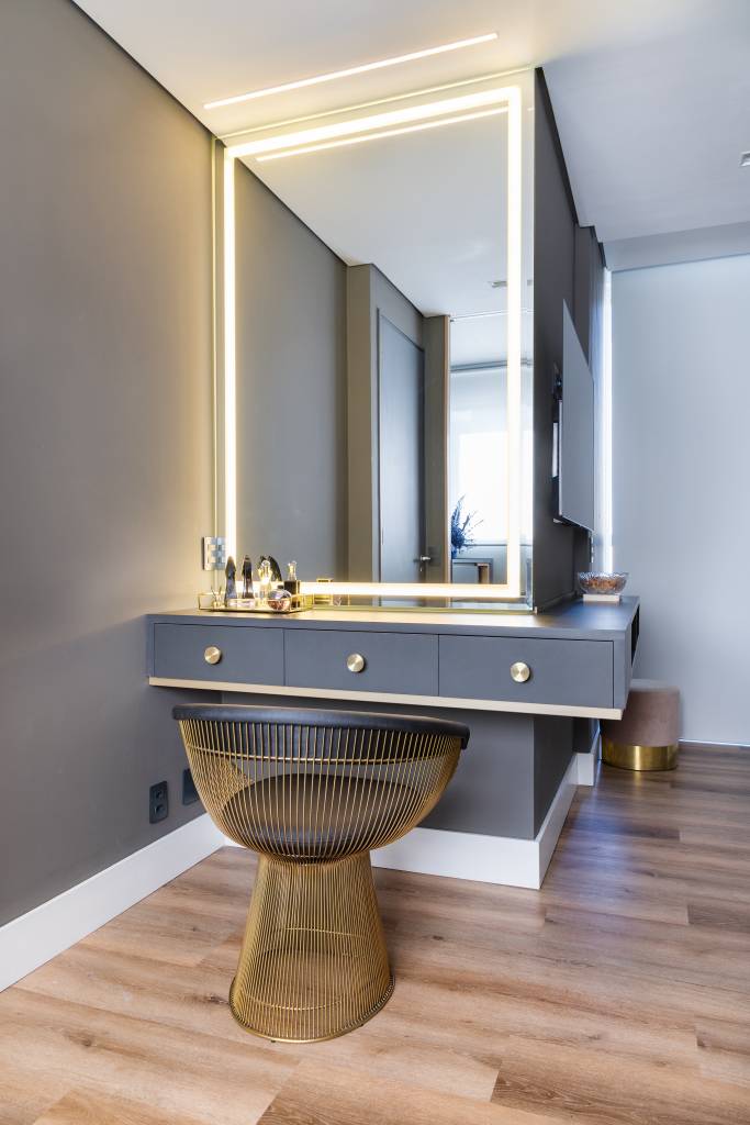casa-de-280-m²-e-reformada-para-aproveitar-melhor-os-espacos-casa-vila-mariana-julia-otaga-casa.com-fernando-crescenti-35 Penteadeira cinza, com espelho grande, com iluminação nas bordas