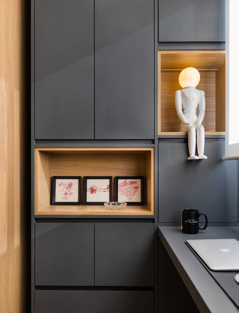casa-de-280-m²-e-reformada-para-aproveitar-melhor-os-espacos-casa-vila-mariana-julia-otaga-casa.com-fernando-crescenti-49 Armários pretos, com nichos para quadros e esculturas