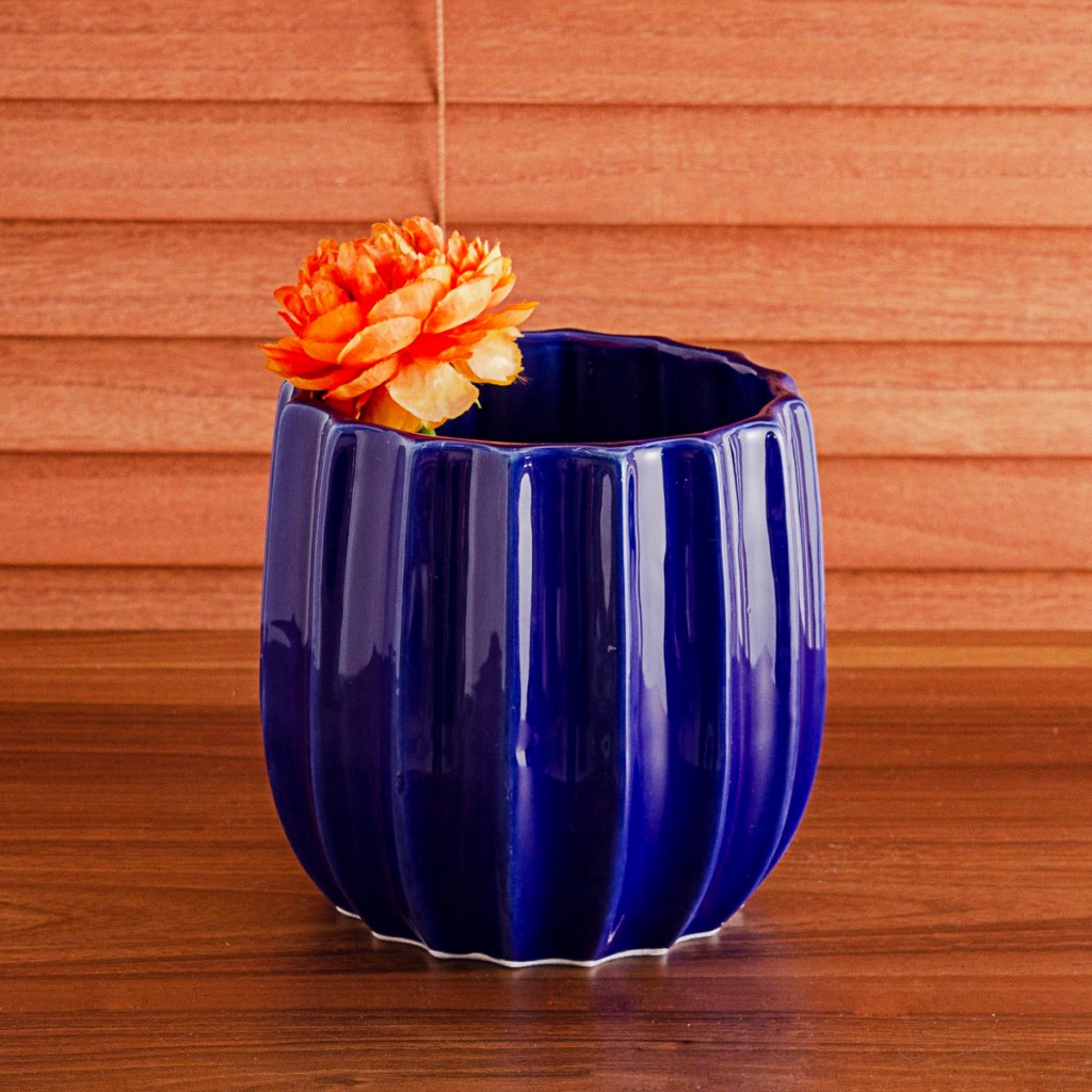 como-decorar-com-a-ceramica-casa.com-etna-1 Vaso de cerâmica azul, com flor laranja sobre bancada de madeira