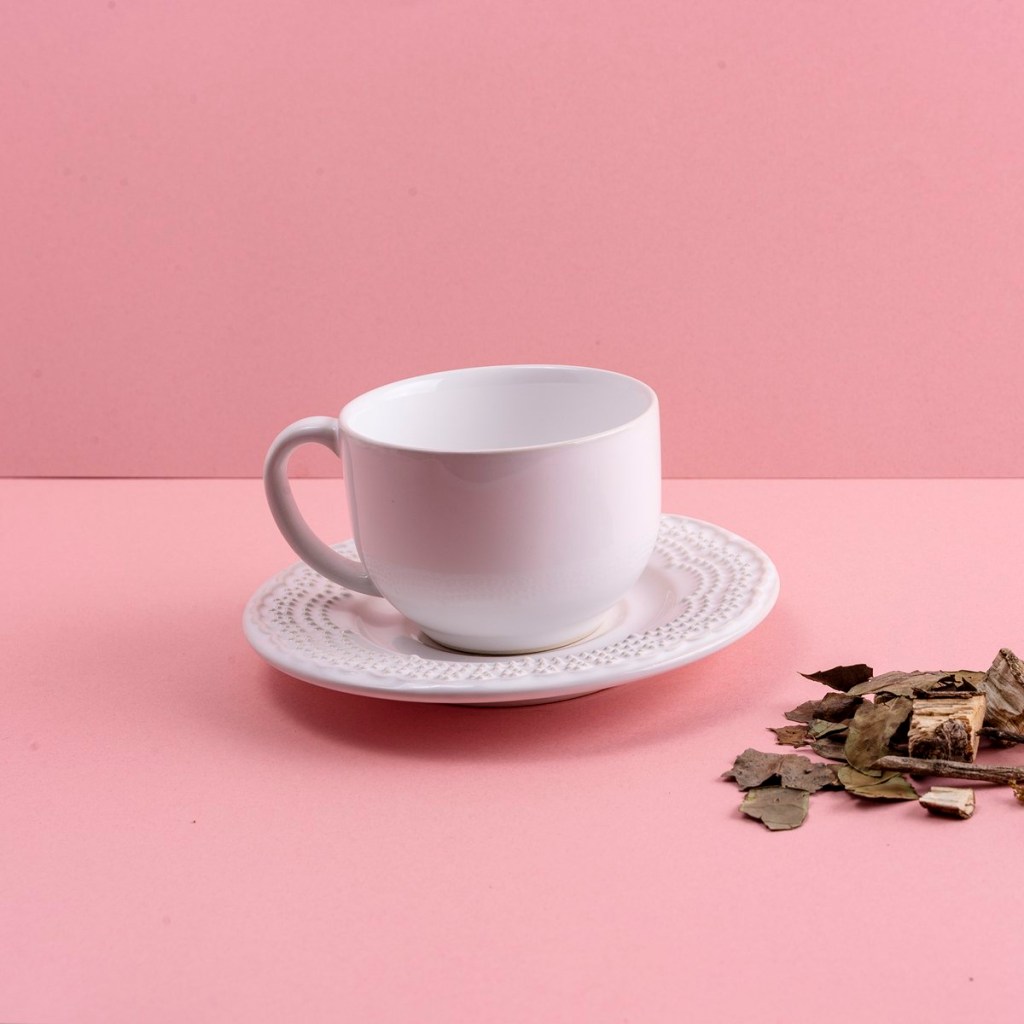 como-decorar-com-a-ceramica-casa.com-etna-3 Xícara e pires brancos de cerâmica, em fundo rosa, com cascos de arvores ao lados