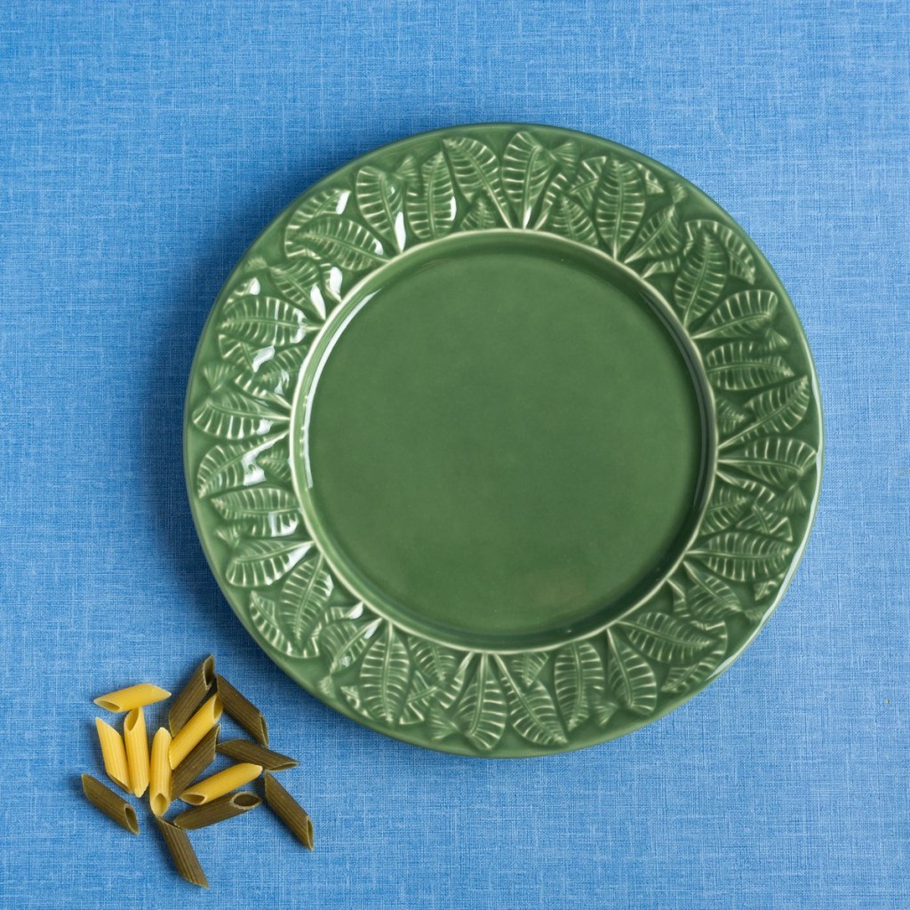 como-decorar-com-a-ceramica-casa.com-etna-4 Prato raso de cerâmica verde, com desenhos de folhas na borda, em fundo azul mesclado com grãos de macarrão