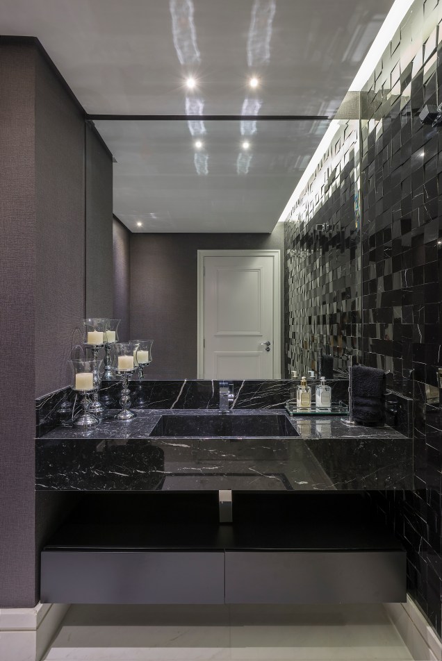 Com forro de drywall, o banheiro ganhou sanca invertida iluminada para realçar a parede de mosaicos
