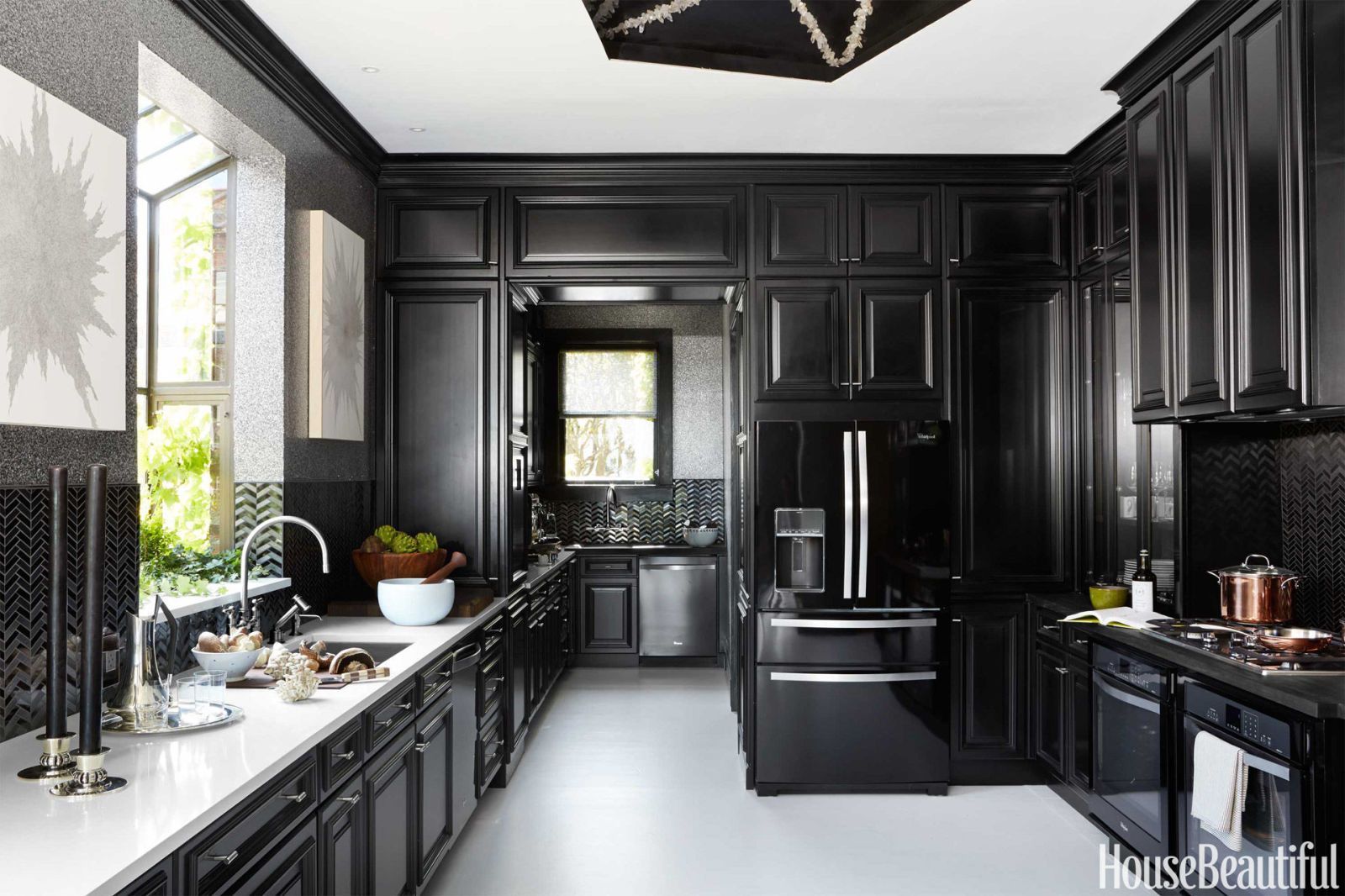 Trevosa e elegante: como decorar a casa com preto fosco