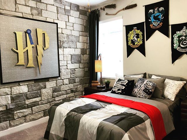 cringe-decoração-millennnials-genz-harry-potter-quarto-04 Quarto com bandeiras de harry potter e um grande quadro com as iniciais HP em dourado sobre parede de tijolos cinza