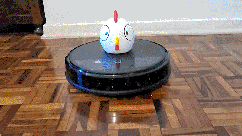 Aspirador robô Samsung com boneco de galinha em cima