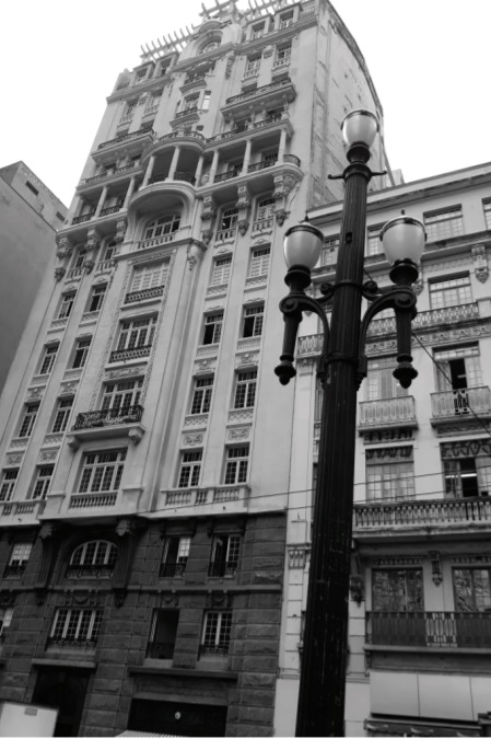 Foto de prédio histórico em preto e branco