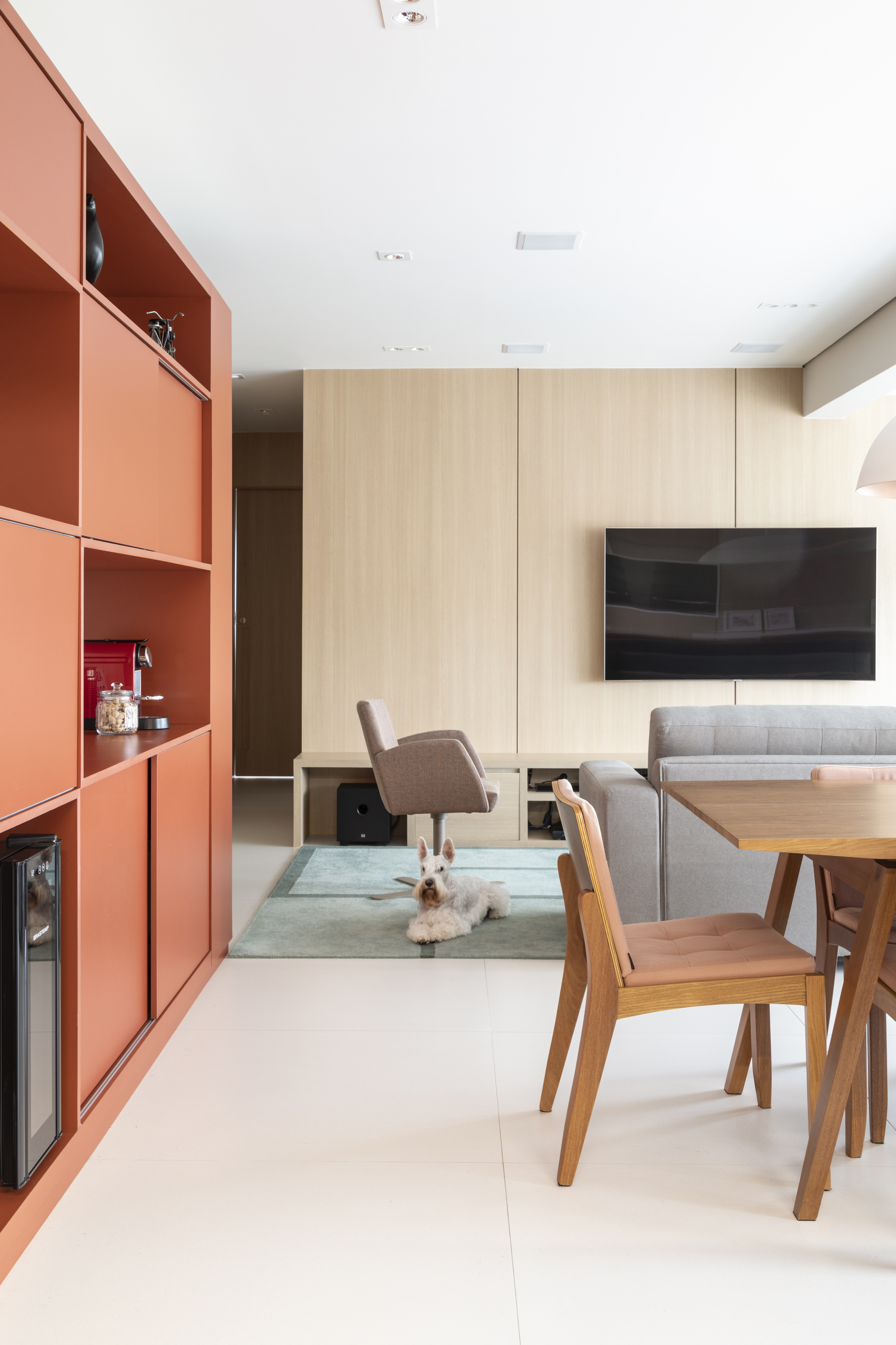 Modernidade e leveza no décor: apê de 100 m² reúne soluções funcionais