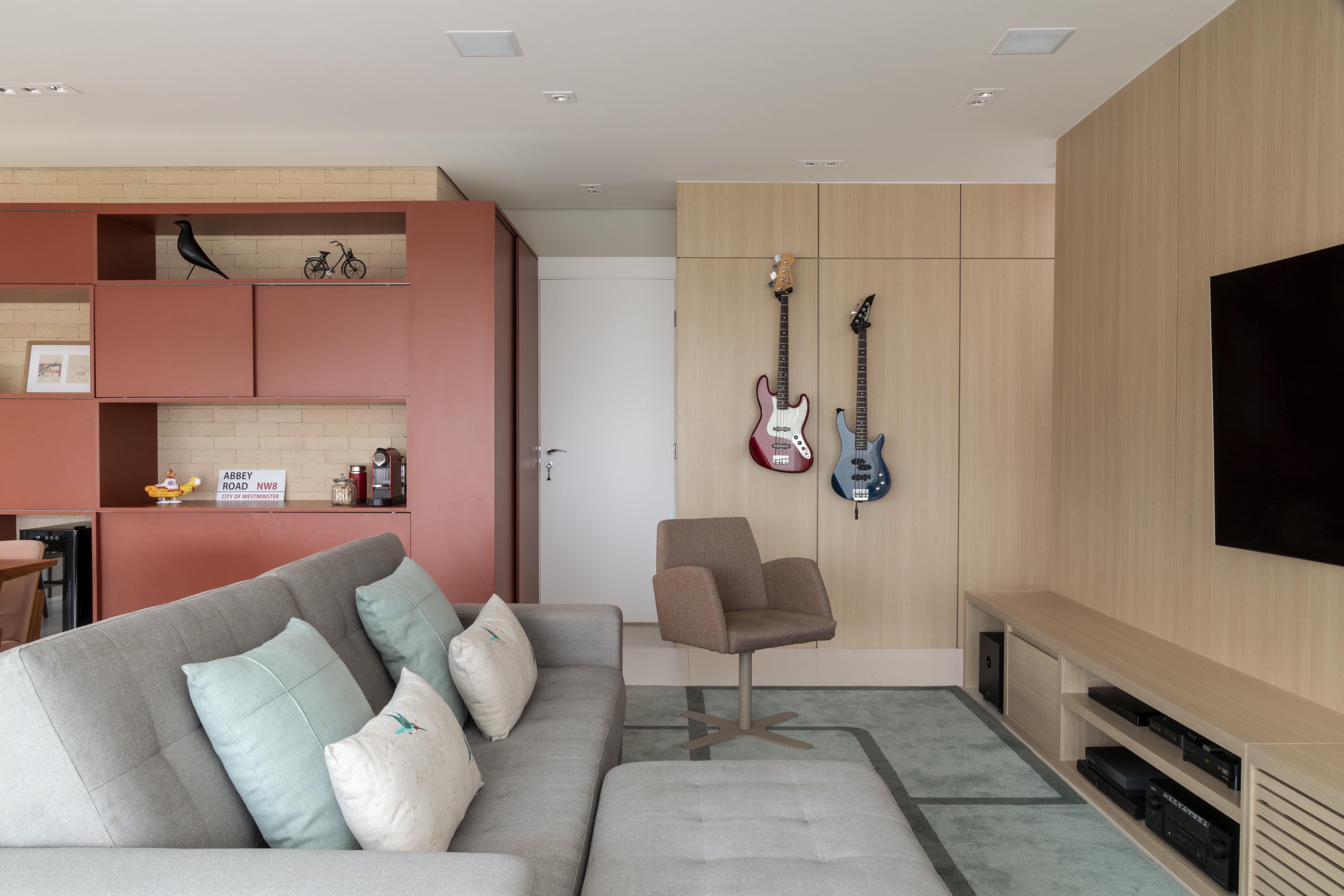 Modernidade e leveza no décor: apê de 100 m² reúne soluções funcionais