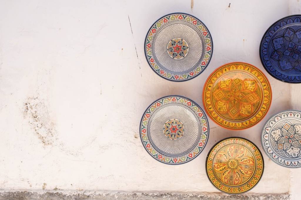 pratos-na-parede-casa.com-9-unsplash-raul-cacho-oses Composição com seis pratos em fundo branco irregular