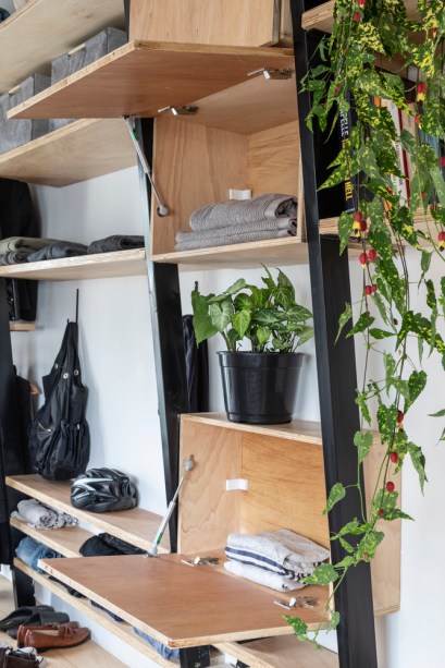 Reforma transforma estúdio de 24 m² em lar iluminado e integrado